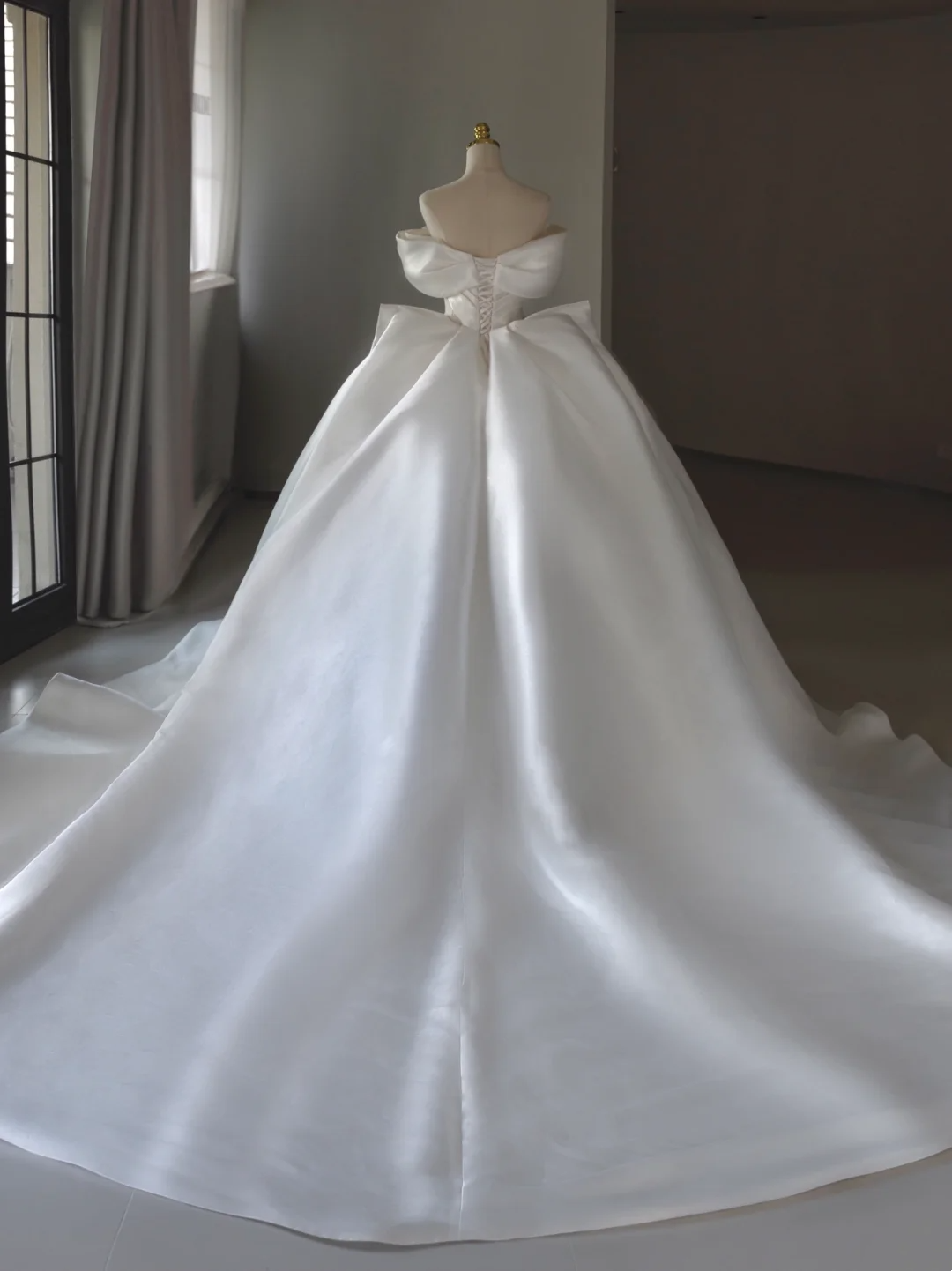 Prinzessin Brautkleid Ballkleid aus der Schulter Satin Brautkleid mit weißen kurzen Ärmeln Brautkleider bescheidene Brautkleider DH1288