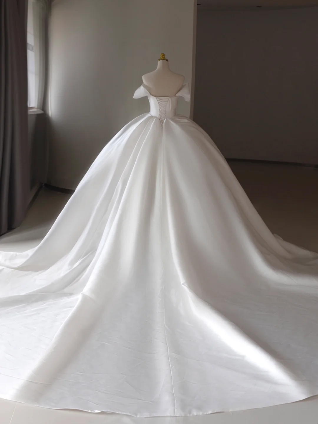 Prinzessin Brautkleid Ballkleid aus Satin mit schulterfreiem Rücken und weißen kurzen Ärmeln Brautkleider, schlichte Brautkleider DH1289