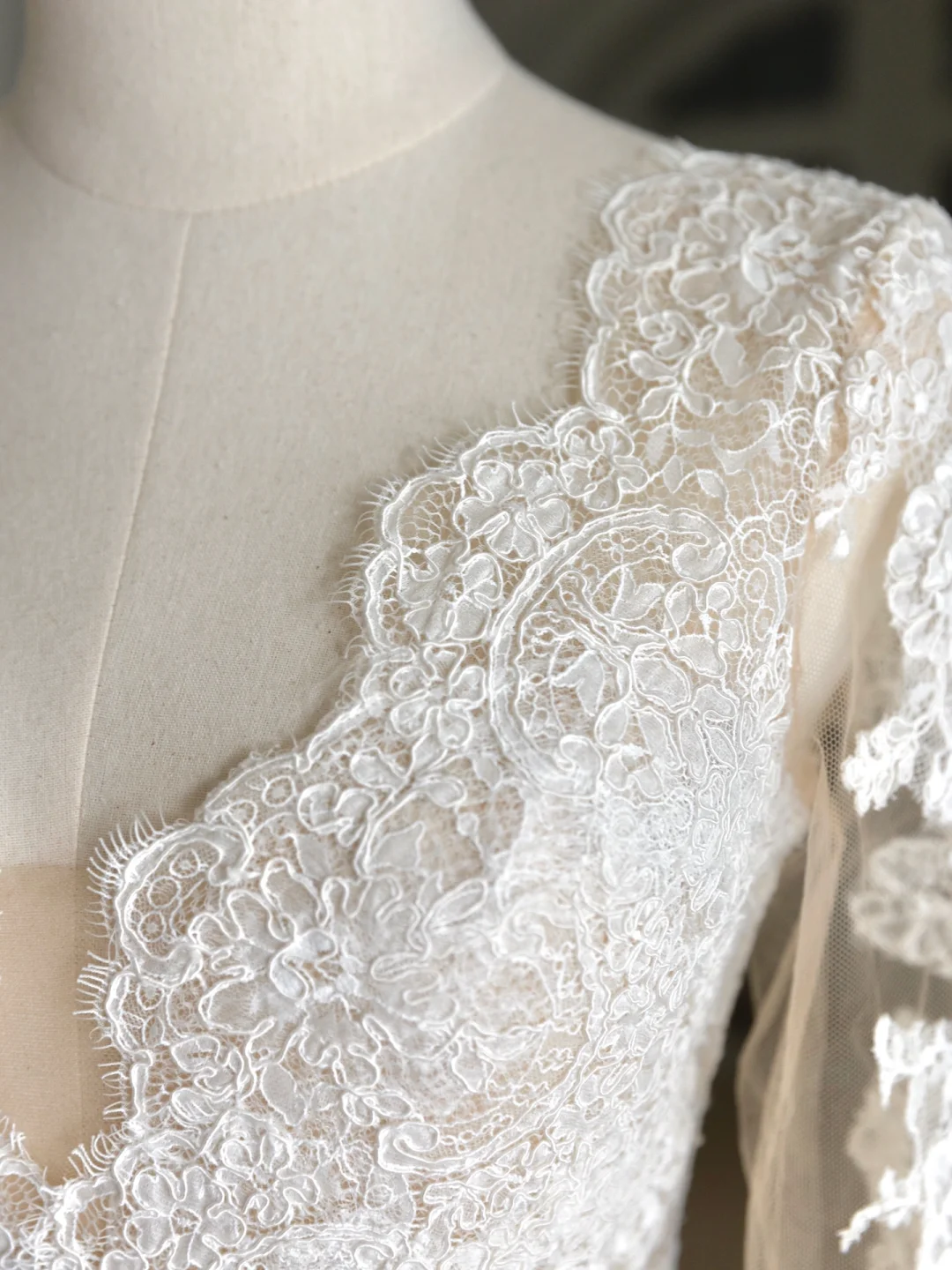 Luxus Meerjungfrau V-Ausschnitt Lange Ärmel Spitze Weißes Hochzeitskleid Bescheidene Hochzeitskleider Prinzessin Hochzeitskleider DH1558