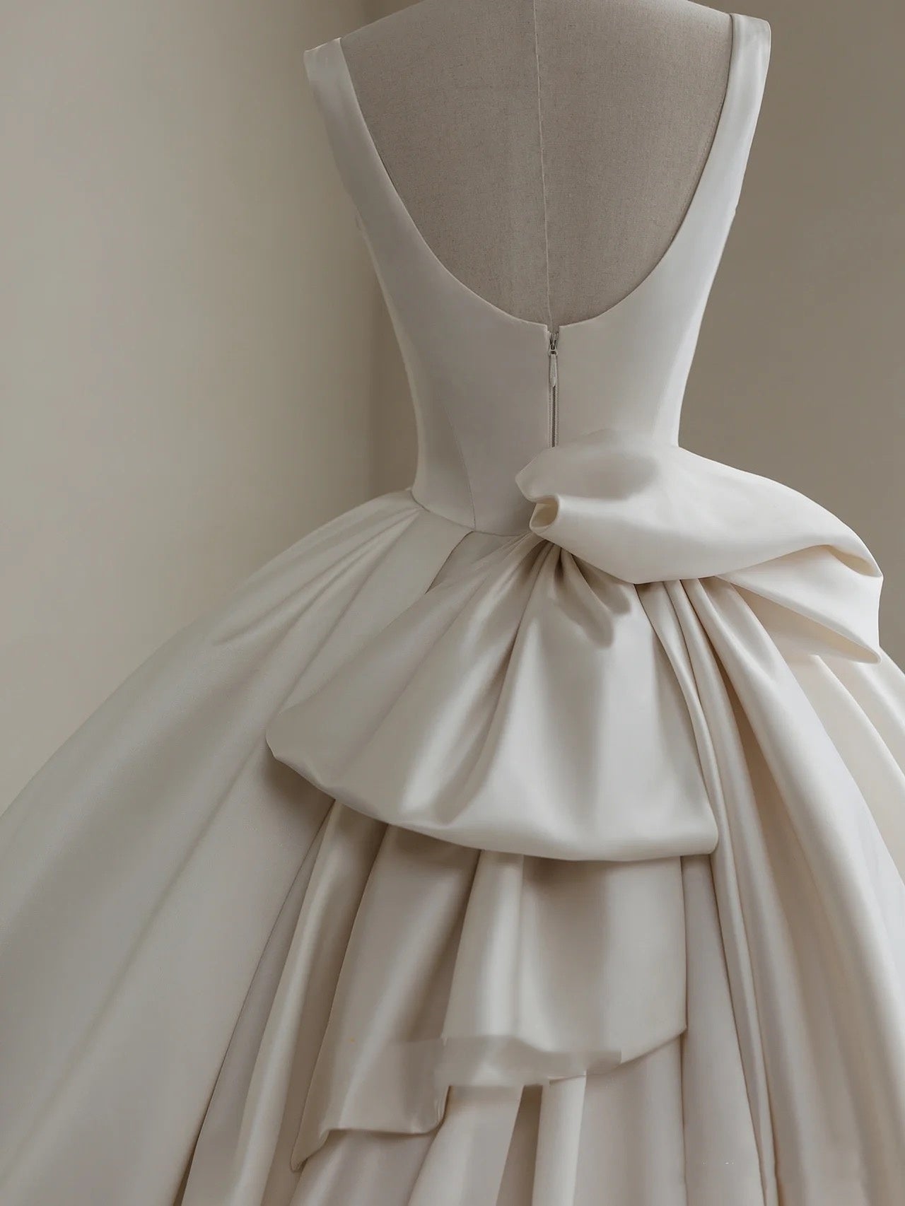 Romantisches Brautkleid Brautkleid Ballkleid Square Neck Satin Brautkleid Elfenbein Brautkleider Bescheidene Brautkleider DH1781