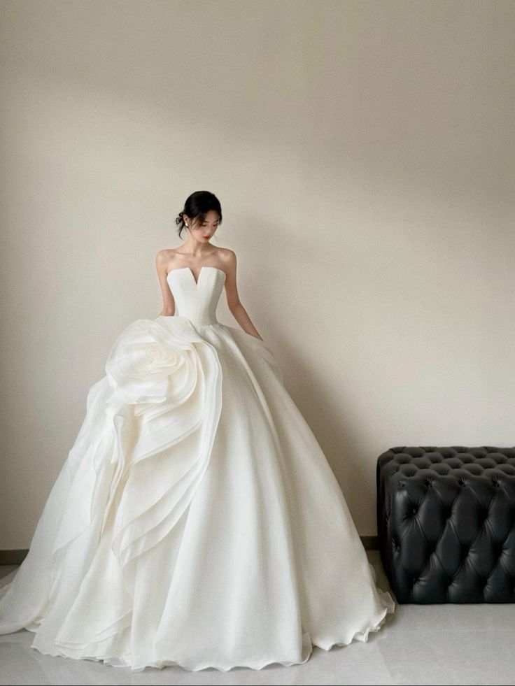 Romantisches Brautkleid Brautkleid Ballkleid Trägerloses Satin Brautkleid Elfenbein Brautkleider Bescheidene Brautkleider DH1786