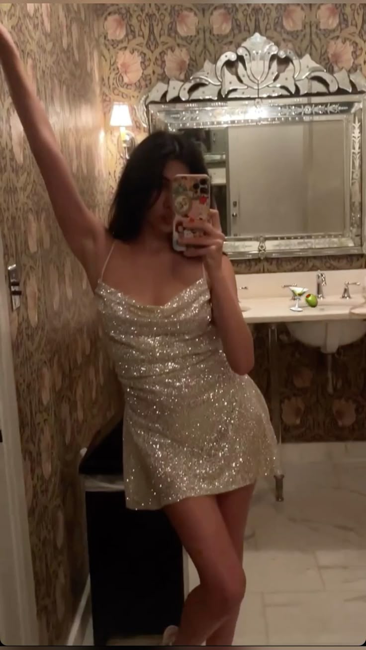Pretty A line Spaghetti Straps Sequin Short Formal 8th Grade Homecoming Dresses Summer Middle School Hoco Dress 6th Grade Graduation Outfits DH328