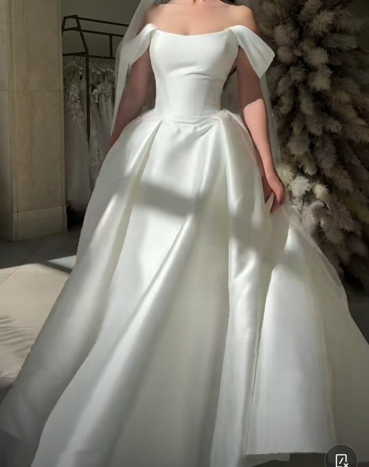 Classic Bridal Gown Ball Gown Off The Shoulder Short Sleeves Satin White Wedding Dresses Minimalist Bridal Gowns DH747