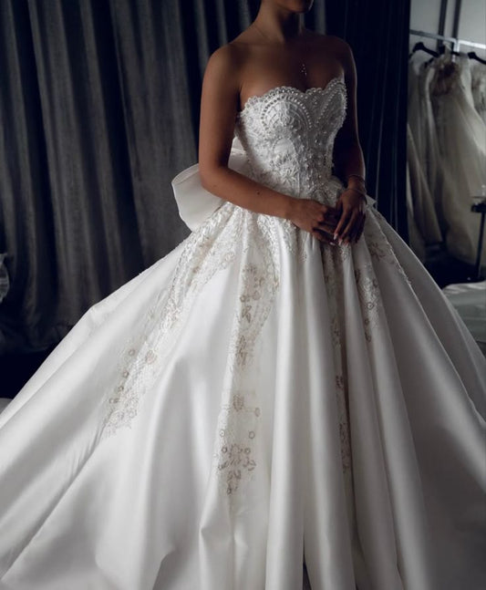 Prinzessin Brautkleid Ballkleid Trägerlos Ärmellos Satin Weiß Applikationen Brautkleider Hübsche Brautkleider DH941