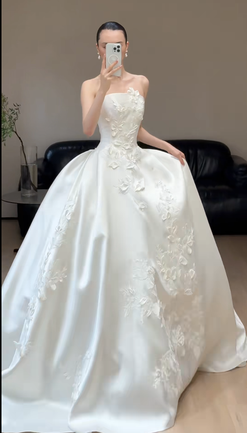 Luxury Strapless A-Line Long Wedding Dresses Satin White Bridal Gowns Sleeveless Bridal Dresses DP04189