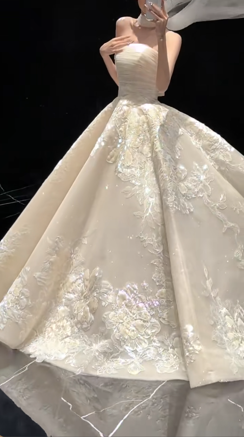 Luxury A-Line Long Wedding Dress Strapless Applqiues Tulle White Bridal Dress Sleeveless Bridal Gowns DP04947
