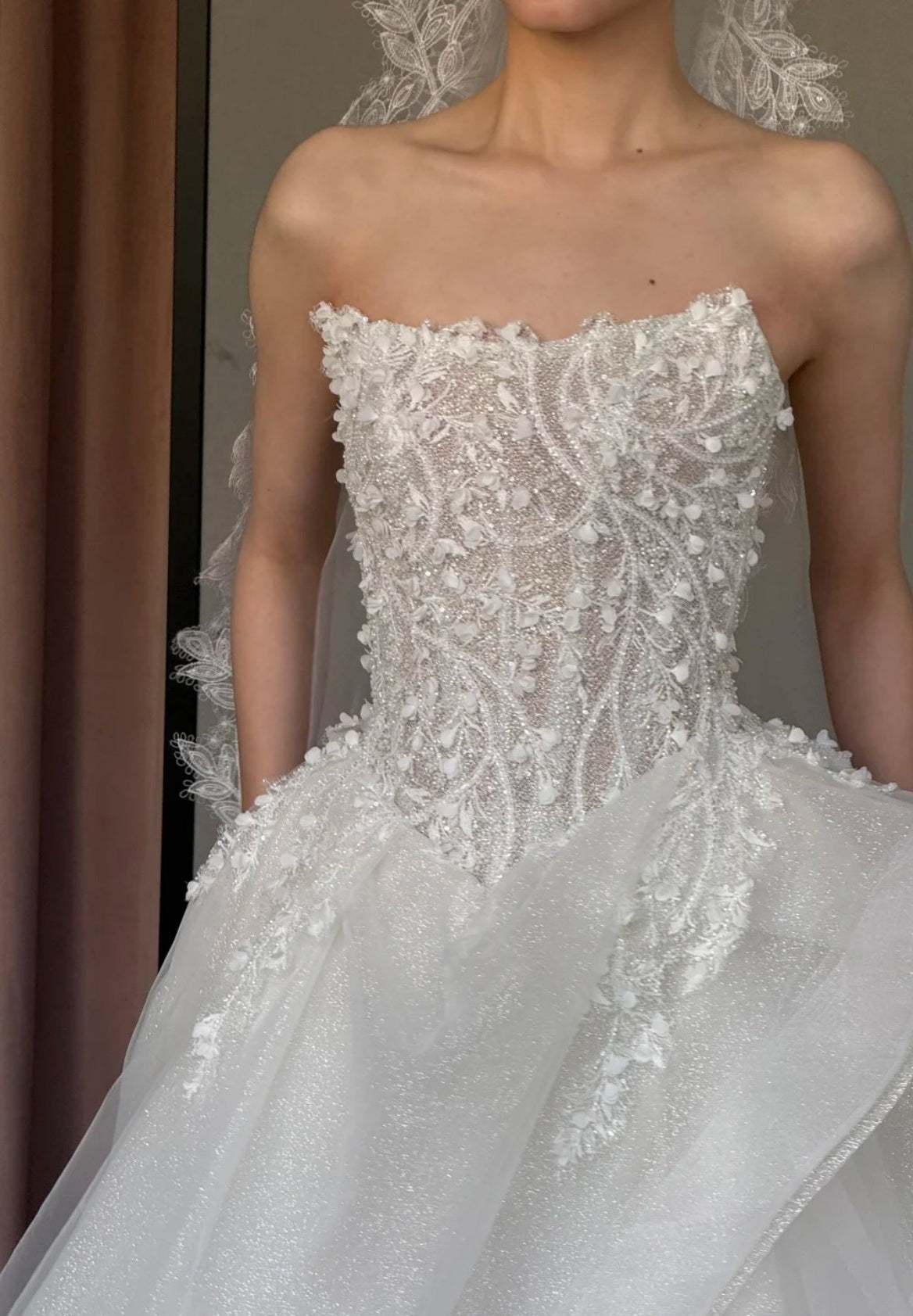 Elegant A-Line Long Wedding Dress Tulle Strapless White Bridal Gown Sleeveless Beaded Bridal Dress DP05002