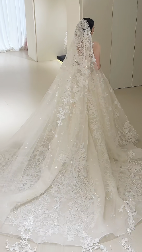 Timeless White Wedding Dress A-Line Strapless Bridal Dress Tulle Applique Bridal Gown DP05053