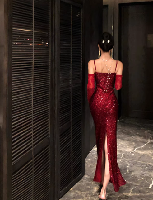 Elegantes burgunderrotes Pailletten-Etuikleid mit Spaghettiträgern, ärmellos, ideal für den Abschlussball oder Geburtstag (DP05222)