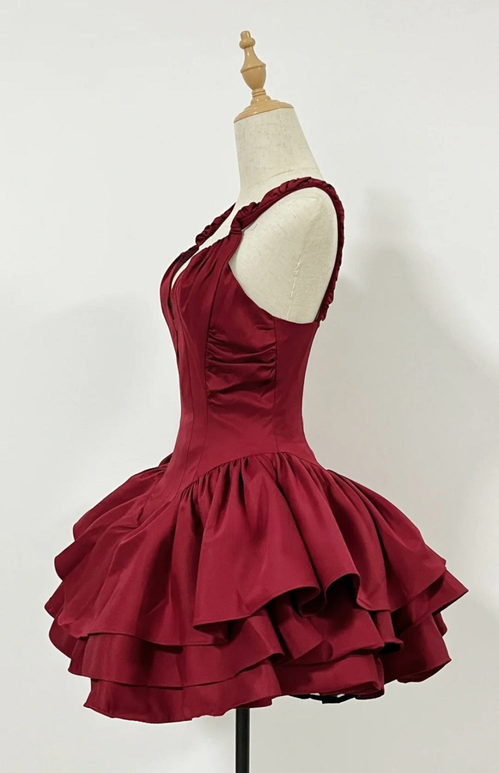 Edles burgunderrotes kurzes Ballkleid aus Satin, A-Linie, Geburtstagskleid, Träger, ärmelloses Abendkleid DP05376