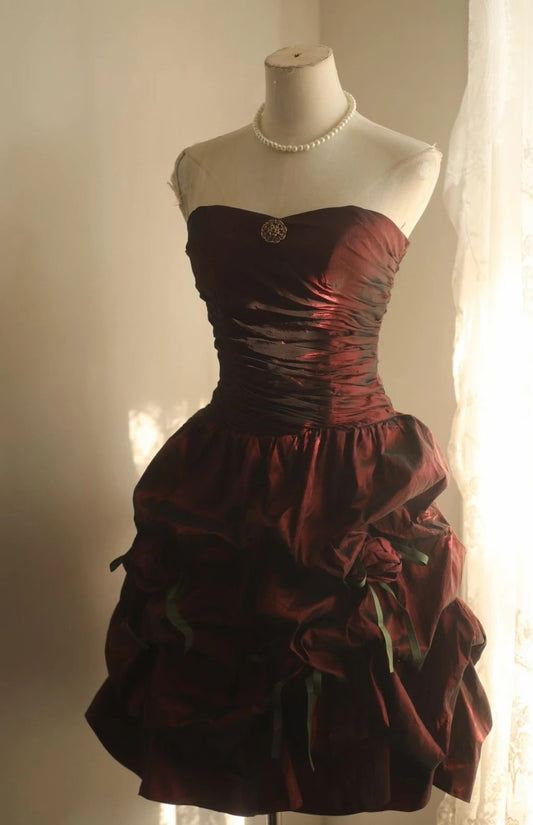 Wunderschönes, dunkelrotes kurzes Abschlussballkleid, trägerloses Etui-Cocktailkleid, ärmelloses Satinkleid für Geburtstage DP05380
