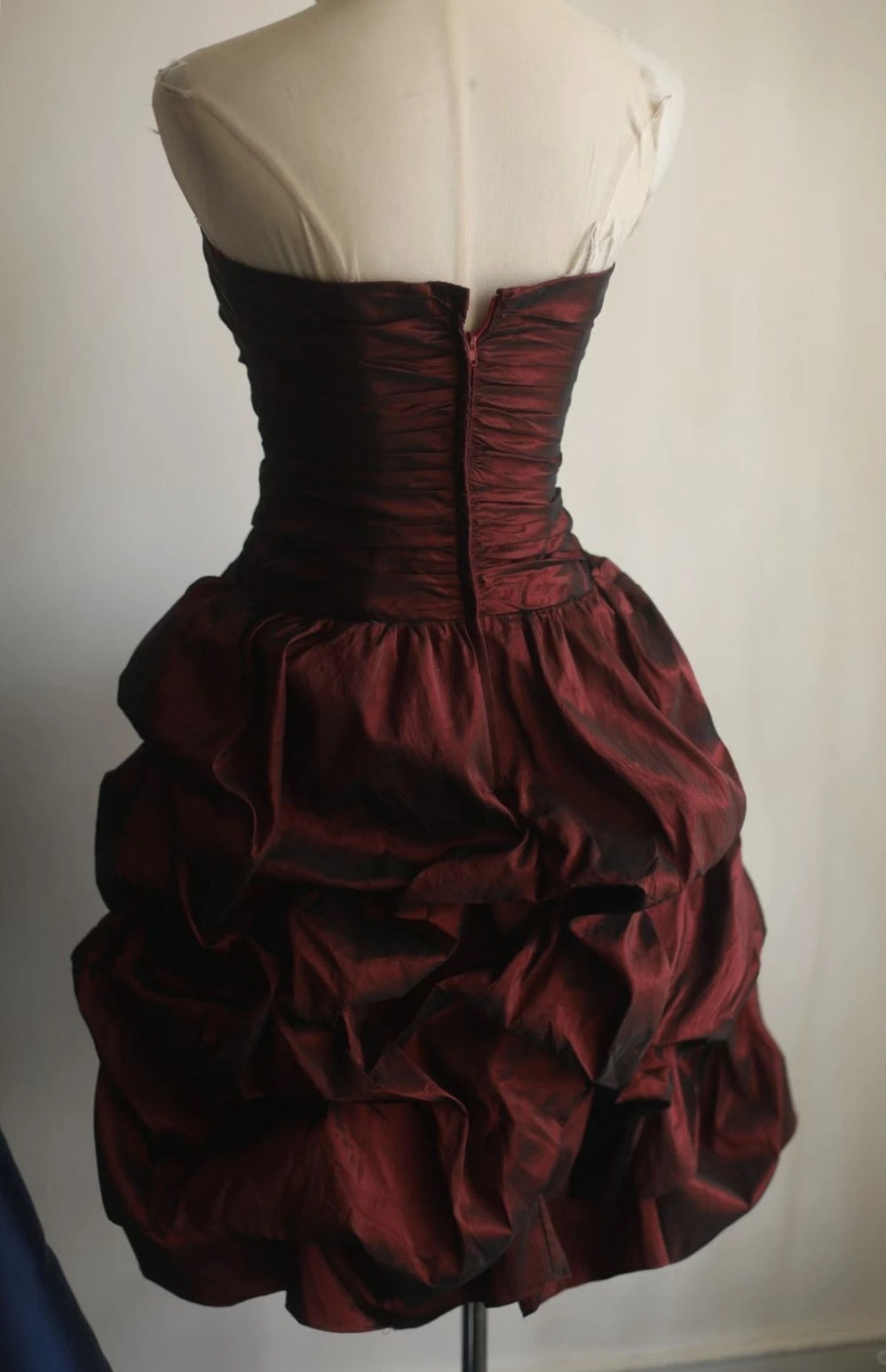 Superbe robe de bal courte rouge foncé, sans bretelles, fourreau, robe de cocktail sans manches en satin pour anniversaire DP05380