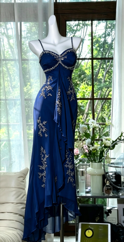 Schickes, figurbetontes langes Abendkleid aus Chiffon mit Spaghetti-Trägern und Perlenapplikationen, blaues Ballkleid DP05634