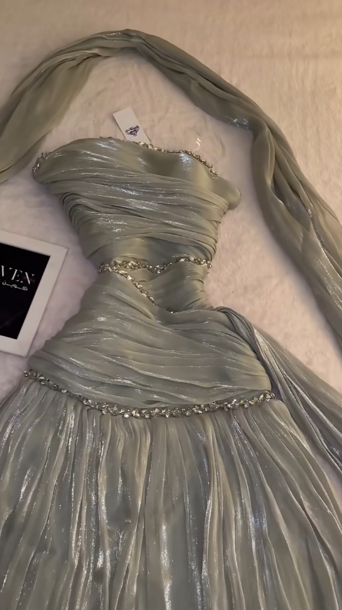 Elegantes grünes Hochzeitsgastkleid Trägerlos A-Linie Chiffon Langes Abendkleid DP05714