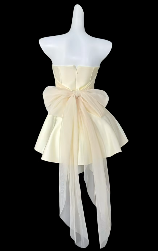 Schickes apricotfarbenes kurzes Homecoming-Kleid, trägerlos, A-Linie, Satin-Geburtstagskleid, ärmelloses Partykleid DP05858