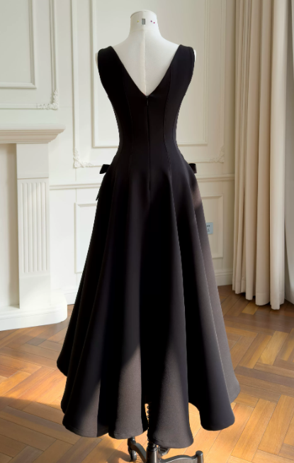 Chic Black Long Evening Dress V-neck A-Line Prom Dress Satin Formal Dress DP06082