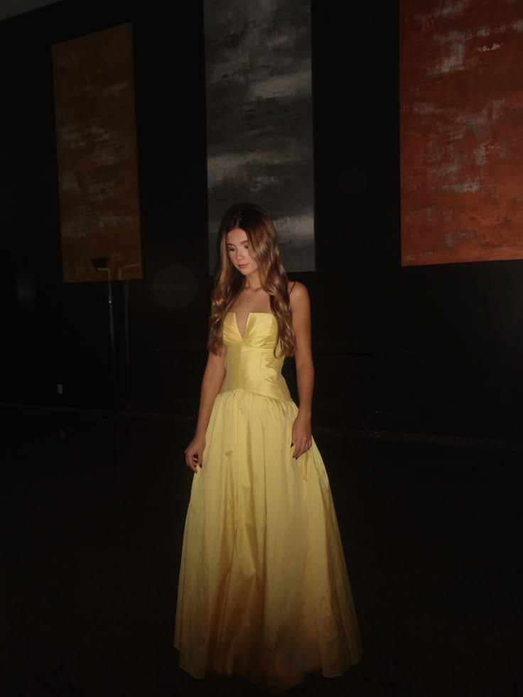 Schickes trägerloses, bodenlanges Abendkleid aus Satin in A-Linie, gelbes Ballkleid DP08013