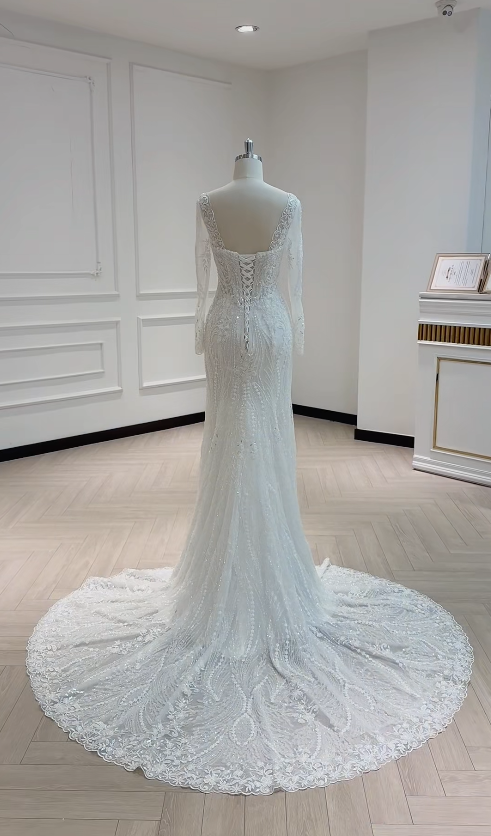 Zeitloses, figurbetontes weißes Brautkleid aus Spitze DP08176