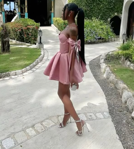 Hübsches A-Linien-Kleid aus schulterfreiem rosa Satin, Sommer-Geburtstagskleid, Hoco-Kleid, Geburtstagsoutfit, Mini-Cocktailkleider zum 19. Geburtstag, DP1156