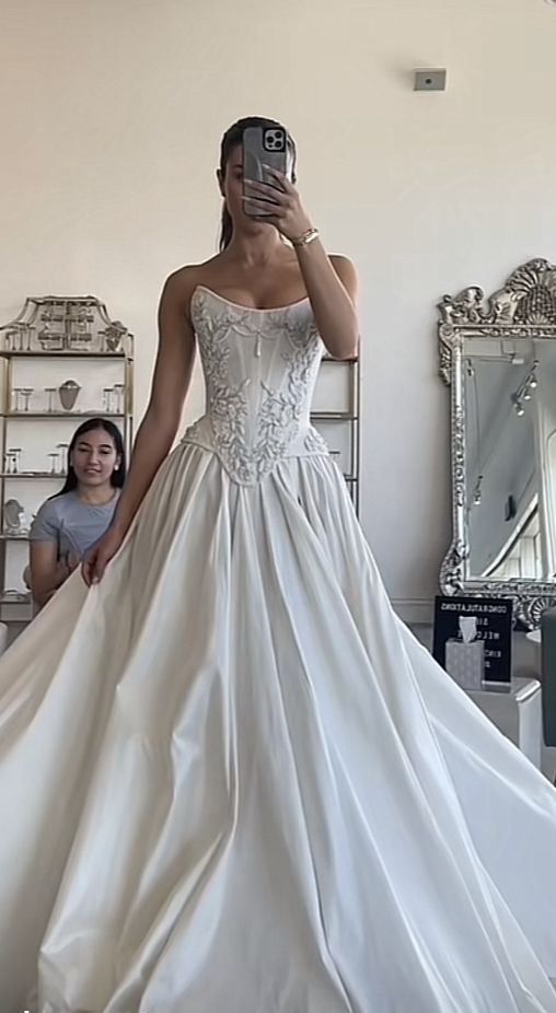 Romantisches Brautkleid A-Linie Herzausschnitt Satin Weiß Schlitz Brautkleider Minimalist Brautkleider DP1619