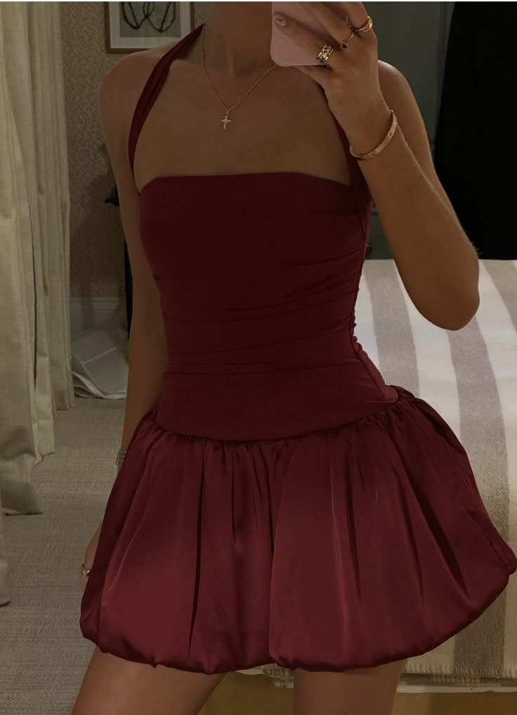 Schlichtes A-Linien-Neckholder-Burgunderrot-Satin-Kurzes Sommer-Geburtstagskleid Hoco-Kleid Geburtstagsoutfit 16. Geburtstag Mini-Partykleider DP1235