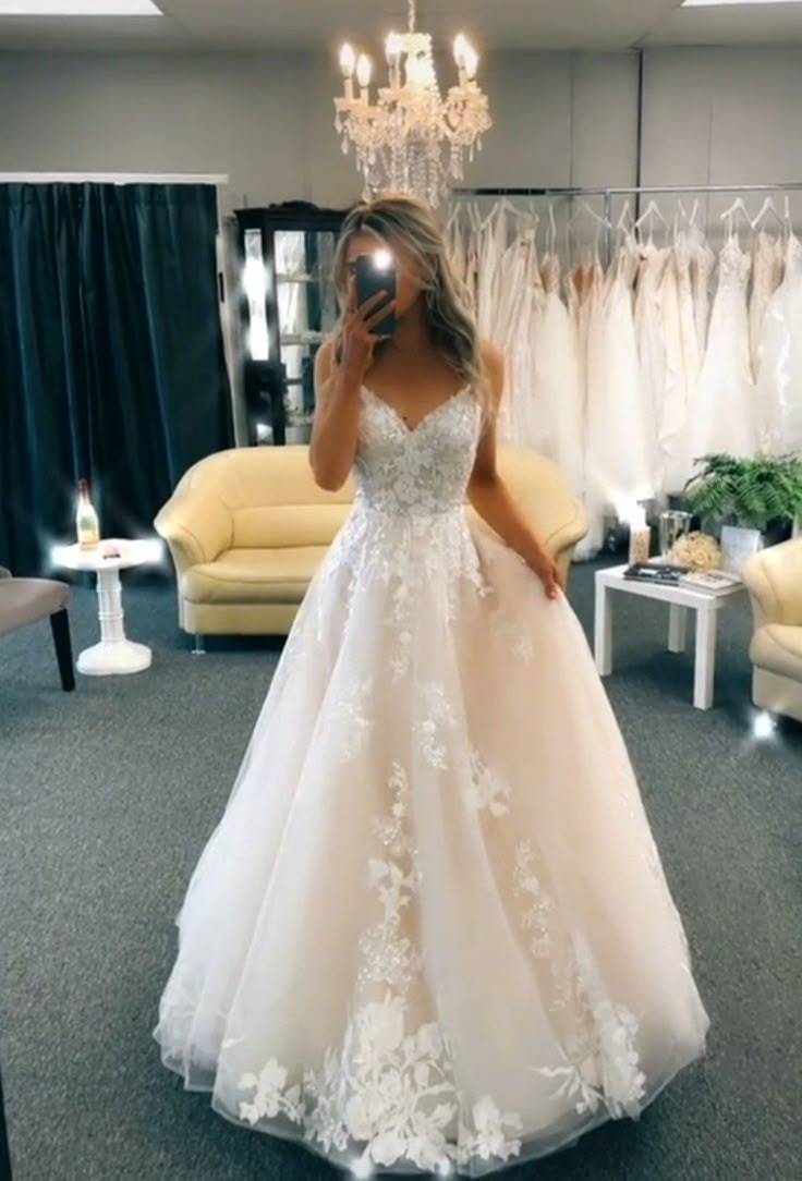 Hübsches Brautkleid Ballkleid V-Ausschnitt Spitze Weiß Brautkleider Brautkleider DP1378