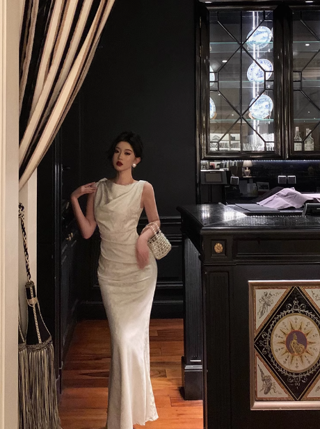 Elegantes Etuikleid aus weißem Satin mit Blumenmuster, ärmellos, für den 23. Geburtstag, Partykleid, Geburtstags-Outfits, Geburtstagskleid-Ideen für Frauen, DP1416