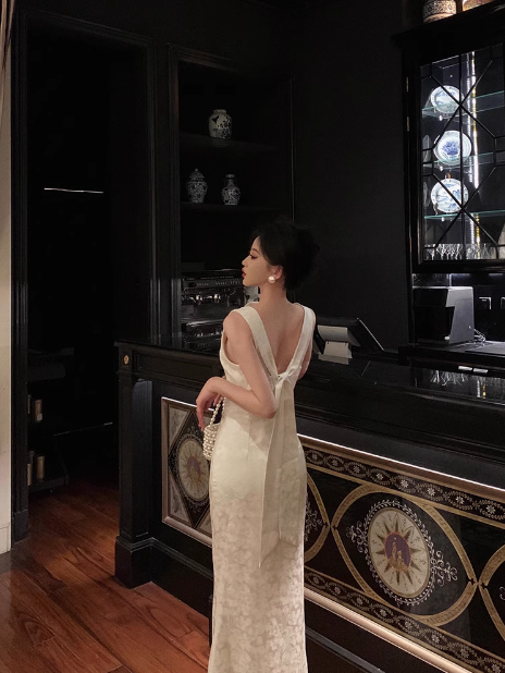 Elegantes Etuikleid aus weißem Satin mit Blumenmuster, ärmellos, für den 23. Geburtstag, Partykleid, Geburtstags-Outfits, Geburtstagskleid-Ideen für Frauen, DP1416