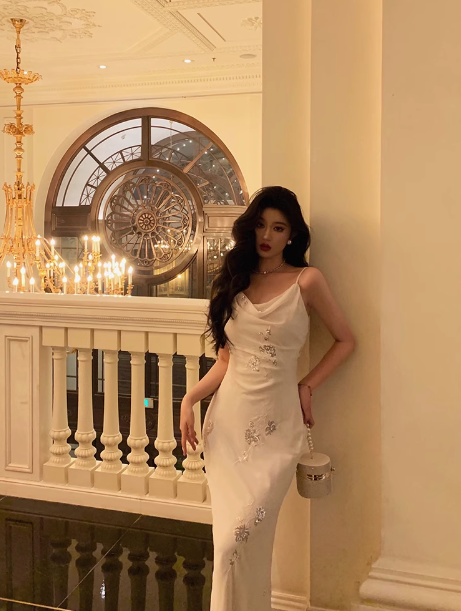 Elegantes Etuikleid mit Spaghettiträgern in Weiß, Kleid zum 21. Geburtstag, Partykleid, Geburtstags-Outfits, Geburtstagskleid-Ideen für Frauen, DP1428