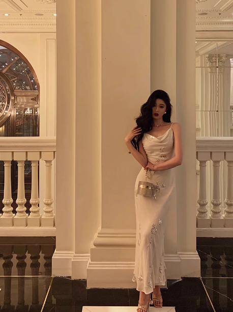 Elegantes Etuikleid mit Spaghettiträgern in Weiß, Kleid zum 21. Geburtstag, Partykleid, Geburtstags-Outfits, Geburtstagskleid-Ideen für Frauen, DP1428