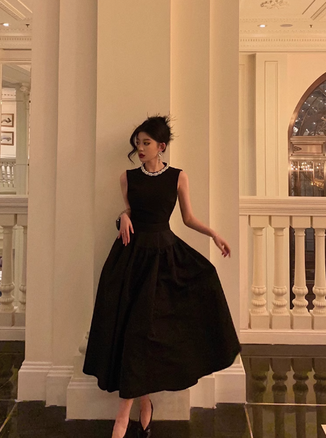 Schlichtes schwarzes ärmelloses A-Linien-Kleid mit Juwelenmuster zum 23. Geburtstag, Partykleid, Geburtstags-Outfits, Geburtstagskleid-Ideen für Frauen, DP1435