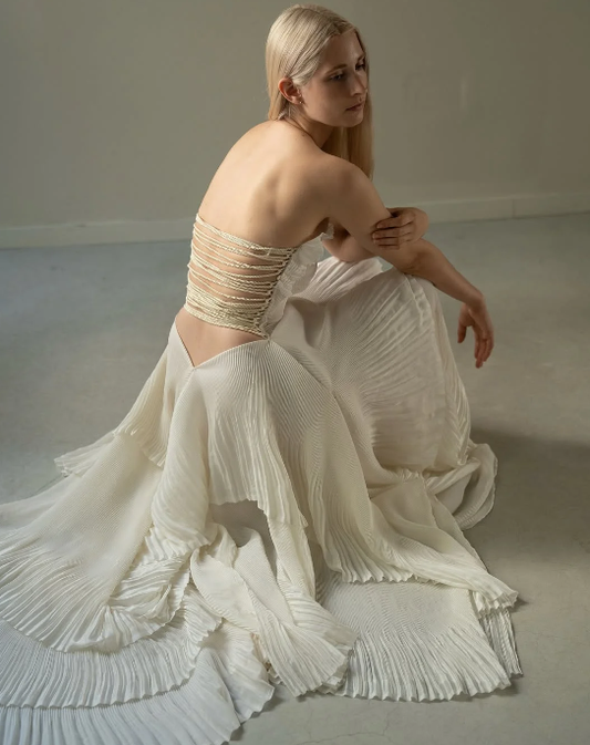 Schickes beiges plissiertes trägerloses Abendkleid mit Kontrastnähten, langes Abendkleid DP241