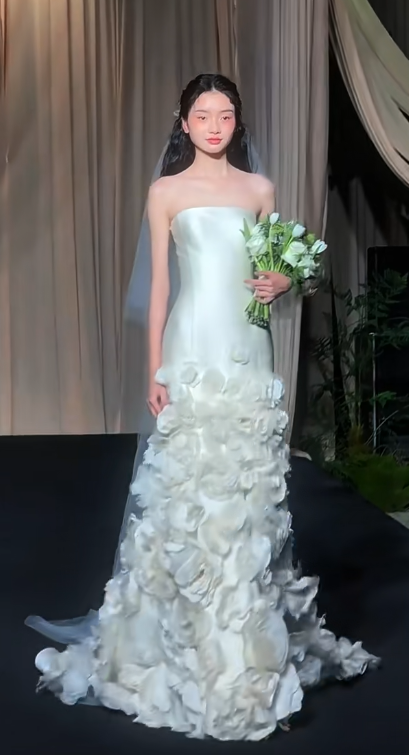 Elegant Strapless Sheath Long Luxury Wedding Dresses Satin Applique Bridal Dresses DP2976