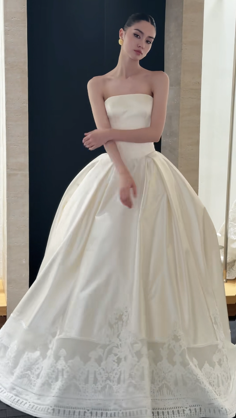 Timeless Strapless Ball Gown Satin Wedding Dresses White Applique Bridal Gowns Sleeveless Bridal Dresses DP3287