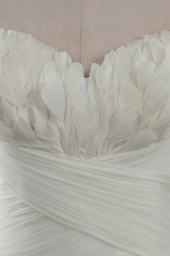 Chic Strapless Sweetheart Ivory Wedding Dresses Ruffles Tulle Sleeveless Bridal Gowns with Feather DP615