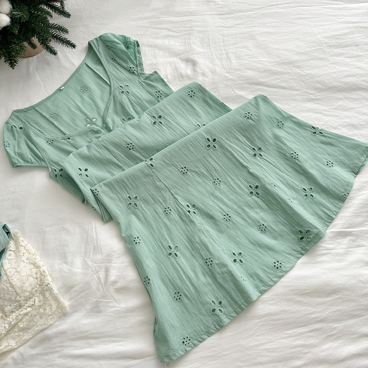 Tea Break – Kleid mit Puffärmeln und Fischschwanz-Ausschnitt, First Love, 3-teiliges Set, DP0004