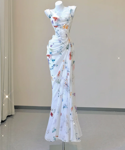 Elegantes Meerjungfrau-Kleid mit quadratischem Ausschnitt und floralem Chiffon in Weiß, langes Ballkleid P0007