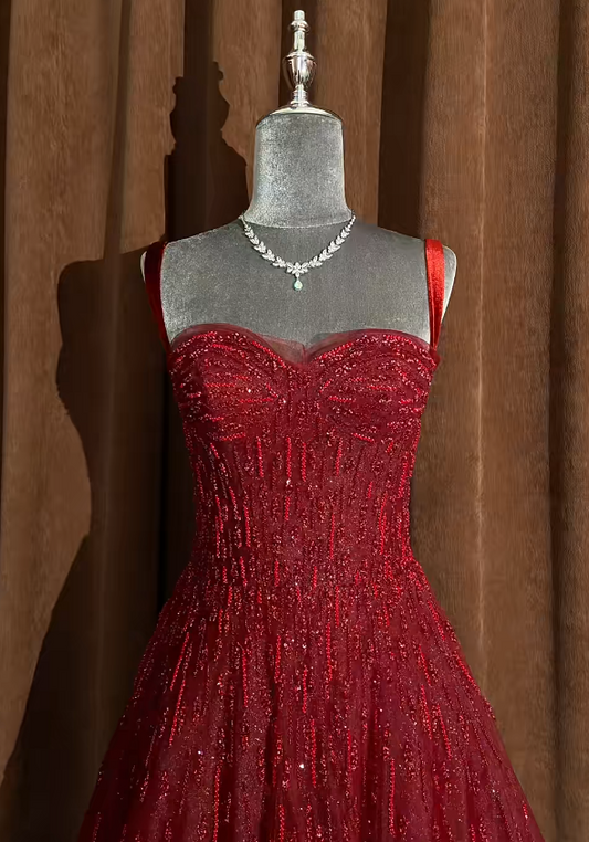 Elegantes burgunderrotes Ballkleid mit Tüllträgern, A-Linien-Schnitt, S1064