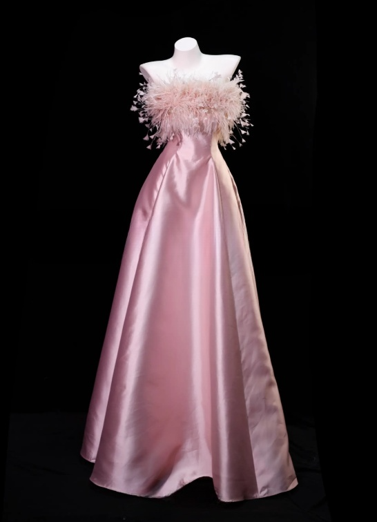 Elegantes rosafarbenes Satin-Abendkleid, trägerlos, A-Linie, S1077
