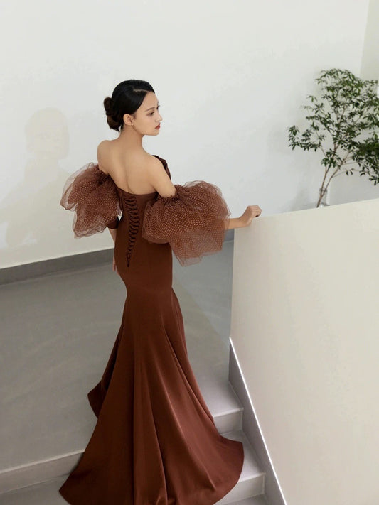 Elegantes Meerjungfrau-Abendkleid mit schulterfreiem Satin in Braun, langes Ballkleid H2885