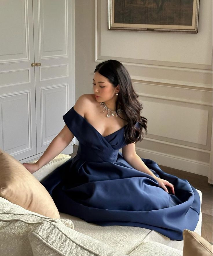 Elegante A-Linie aus der Schulter Marineblau Satin mit kurzen Ärmeln Lange Abendkleider Partykleider Abendkleider Abendkleid W1040