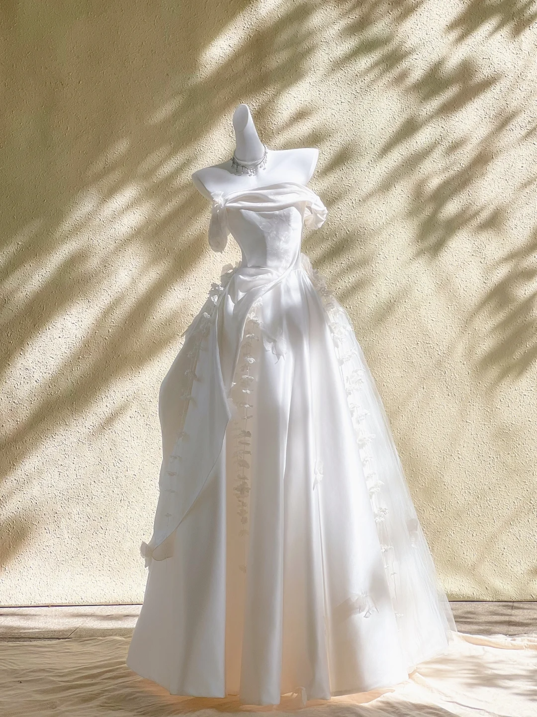 Hübsches Brautkleid Ballkleid Trägerlos Satin Kurzen Ärmeln Weiß Brautkleider Brautkleider WD026