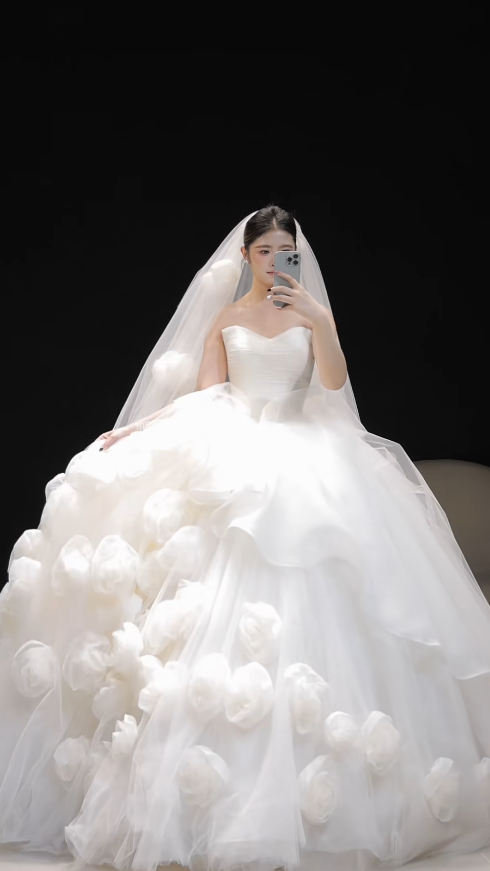 Timeless Strapless Ball Gown Tulle Flower Wedding Dresses, Ivory Bridal Gowns DP3182