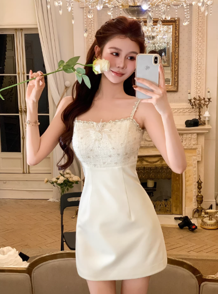 Modisches weißes Kleid S1043