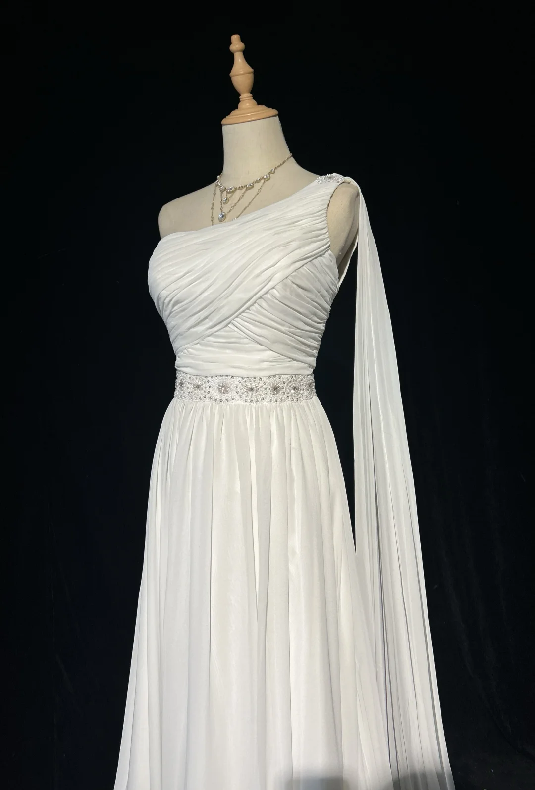 Robe de mariée vintage des années 1960, coupe trapèze, asymétrique, sans manches, en mousseline plissée, perles, longue, blanche, élégante, DH1013
