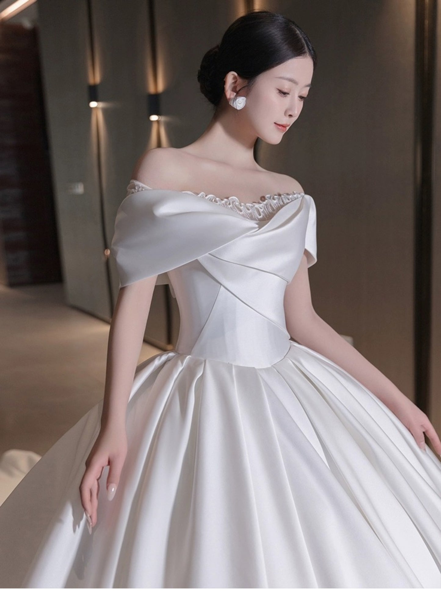 Jolie robe de mariée en satin blanc, épaules dénudées, longue, DH109