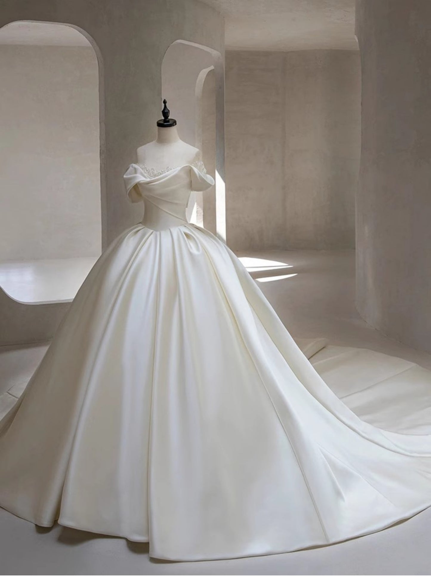 Jolie robe de mariée en satin blanc, épaules dénudées, longue, DH109