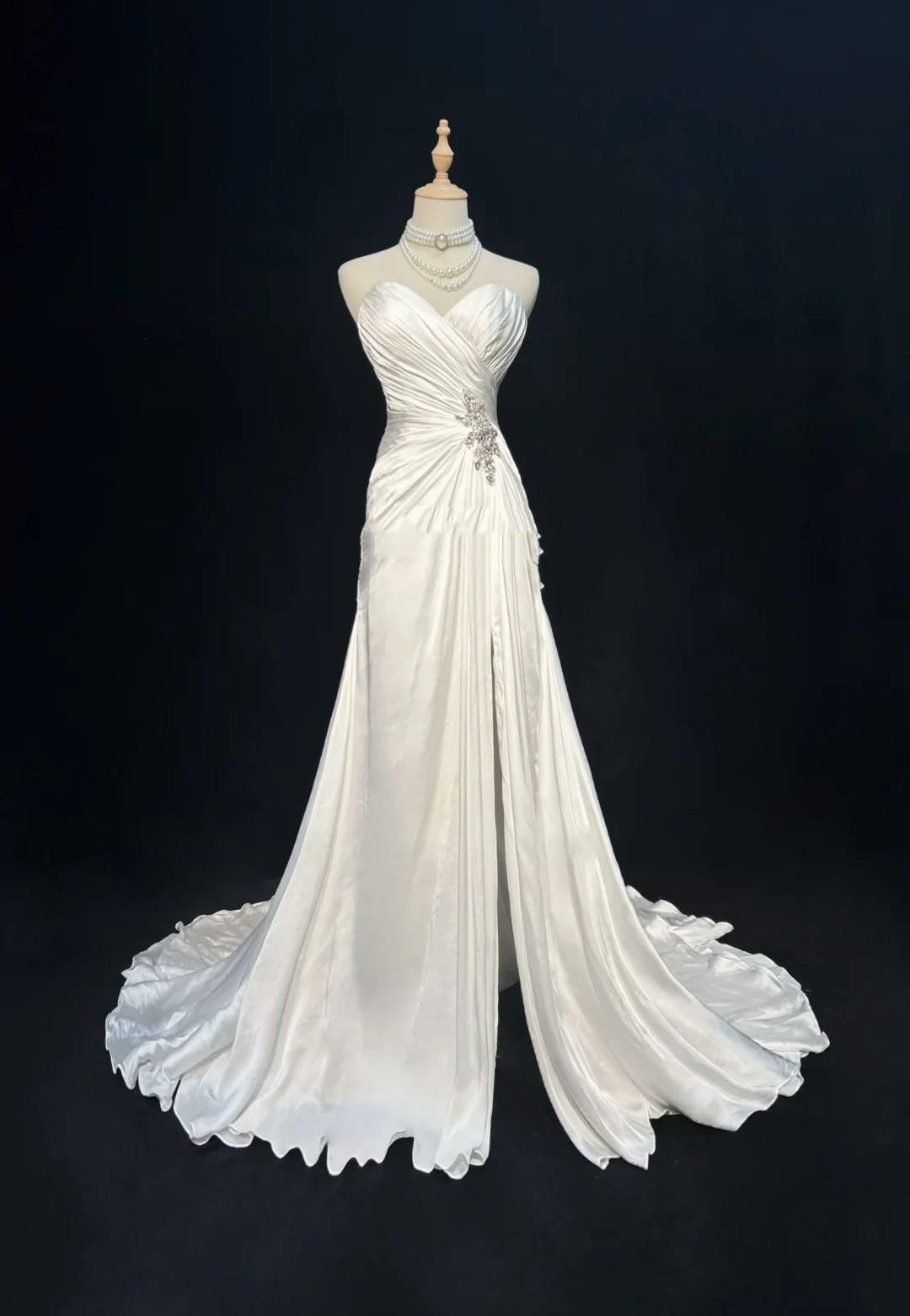 Vintage Bridal Gown A line Sweetheart Sleeveless Silver Beads Long Slit White 70s Wedding Dresses Elegant Bridal Gowns DH1110
