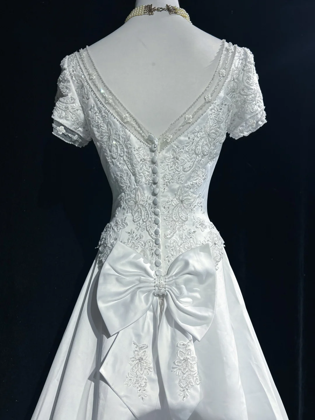 Classic Elegant Wedding Gown A line V Neck Long White Satin 70s Wedding Dresses Vintage Bridal Gowns DH1149