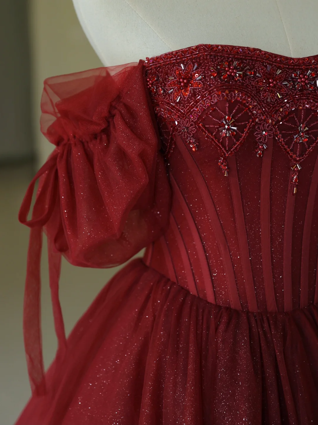 Hübsches Ballkleid aus der Schulter Burgund Tüll lange Quinceanera Kleid formale Kleider Vestido de 15 Anos Sweet 16 Kleid DH1286
